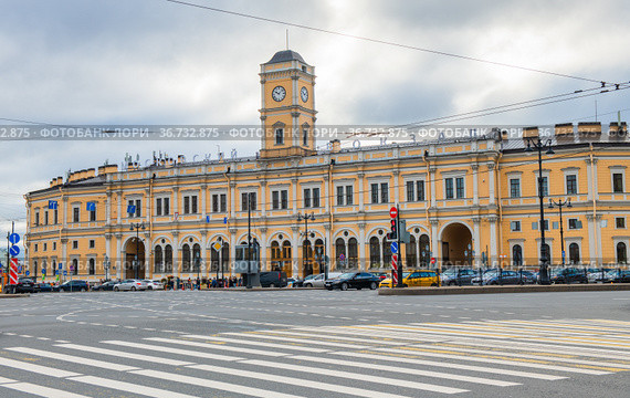 Здание Московского вокзала. Осенний пасмурный день. Санкт-Петербург. Россия (2021 год). Редакционное фото, фотограф E. O. / Фотобанк Лори