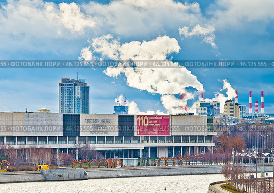 Здание Новой Третьяковки. Вид со стороны реки. Зимний день. Москва. Россия. Редакционное фото, фотограф E. O. / Фотобанк Лори