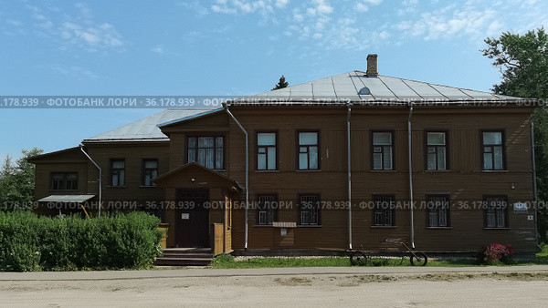 Здание Олонецкого национального музея карелов-ливвиков им. Н.Г. Прилукина в городе Олонец (2021 год). Редакционное фото, фотограф Максим Гулячик / Фотобанк Лори