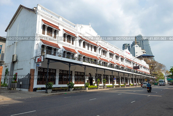 Здание отеля Hotel Nippon Colombo облачным днем. Коломбо, Шри-Ланка (2020 год). Редакционное фото, фотограф Виктор Карасев / Фотобанк Лори