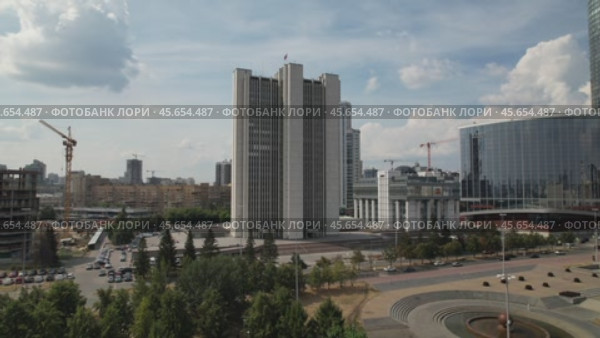 Здание правительства Свердловской области в Екатеринбурге - съемка с дрона в 2022 году. Редакционное видео, видеограф Владислав Самошкин / Фотобанк Лори