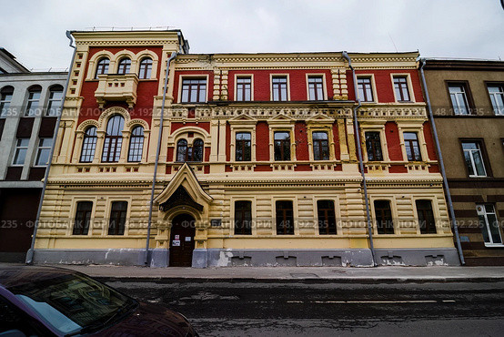 Здание Серафимовского дома для призрения престарелых церковных священнослужителей с домовой церковью во имя святого преподобного Серафима Саровского в Нижнем Новгороде. Редакционное фото, фотограф Константин Григорьев / Фотобанк Лори