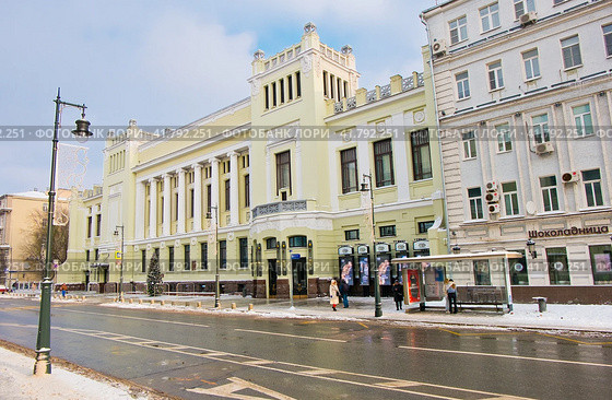 Здание театра "Ленком". Зимний день. Улица Малая Дмитровка. Москва. Россия (2023 год). Редакционное фото, фотограф E. O. / Фотобанк Лори