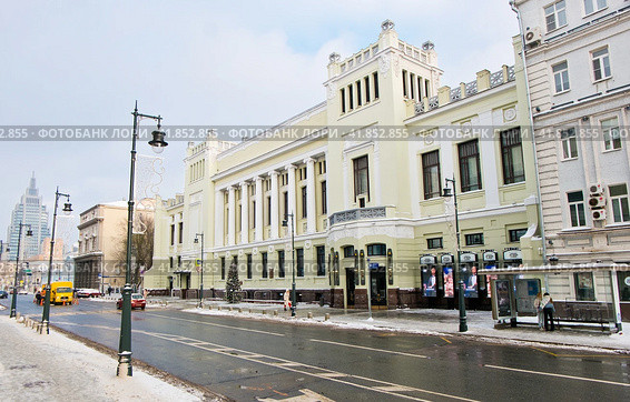 Здание театра "Ленком" зимой. Улица Малая Дмитровка. Москва. Россия (2023 год). Редакционное фото, фотограф E. O. / Фотобанк Лори