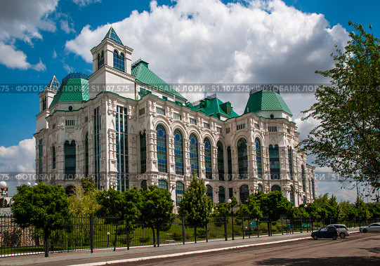 Здание театра оперы и балета в Астрахани (2021 год). Редакционное фото, фотограф Павел Просянов / Фотобанк Лори