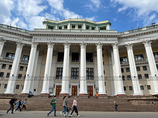 Здание Центрального академического театра Российской армии на Суворовской площади летом. Москва (2022 год). Редакционное фото, фотограф Овчинникова Ирина / Фотобанк Лори