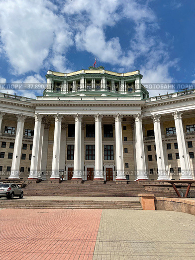 Здание Центрального академического театра Российской армии на Суворовской площади летом. Москва (2022 год). Редакционное фото, фотограф Овчинникова Ирина / Фотобанк Лори