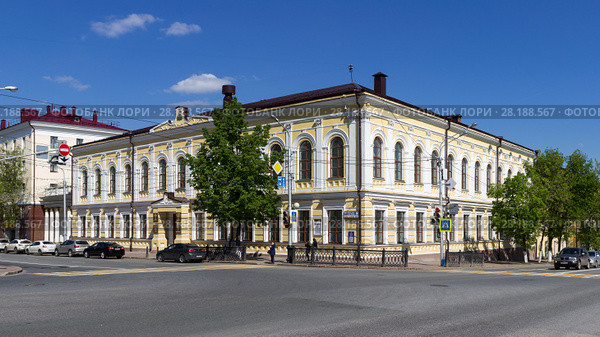 Здание Уфимского государственного института искусств им. Загира Исмагилова на углу улиц Ленина и Пушкина (2016 год). Редакционное фото, фотограф Коротнев / Фотобанк Лори