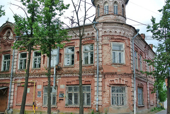Здание "Винный магазин Бобкова", построено в 1895 году кинешемским виноторговцем купцом 3-й гильдии Харлампием Фёдоровичем Бобковым. Оно представляет собой двухэтажный кирпичный дом, расположенный на углу квартала. Угол его, образованный уличными фасадами округлен и увенчан круглой башенкой под куполообразной крышей. Кинешма, ул. Карла Маркса, 2/17 (2021 год). Стоковое фото, фотограф Сергей Елизарьев / Фотобанк Лори