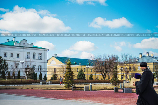 Здания (памятники архитектуры) в Астраханском кремле - консистория,  бывшие казармы Астраханского гарнизона (2017 год). Редакционное фото, фотограф Павел Просянов / Фотобанк Лори