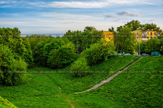Зеленый овраг в городе (Сергиевский овраг, Нижний Новгород) Стоковое фото, фотограф Илья Старков / Фотобанк Лори