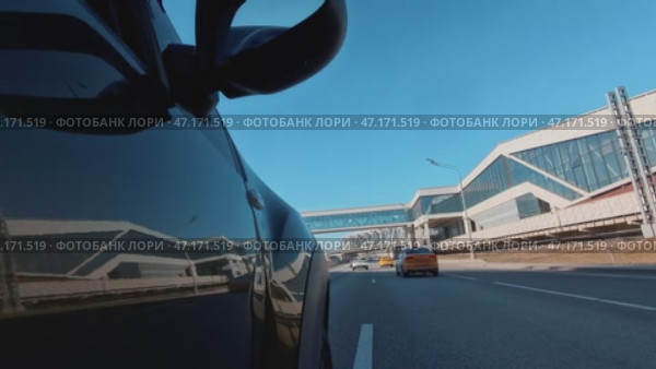 Зеленый внедорожник едет по скоростному шоссе вдоль мостов и эстакад. Стоковое видео, видеограф Ярославский Максим / Фотобанк Лори