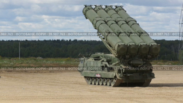 Зенитно-ракетный комплекс семейства С-300 на Международном военно-техническом форуме АРМИЯ-2018 на полигоне Алабино в Московской области. Редакционное видео, видеограф Игорь Долгов / Фотобанк Лори