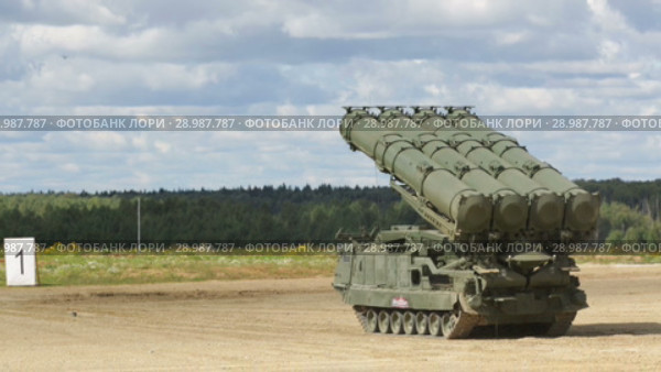 Зенитно-ракетный комплекс семейства С-300 на Международном военно-техническом форуме АРМИЯ-2018 на полигоне Алабино в Московской области. Редакционное видео, видеограф Игорь Долгов / Фотобанк Лори