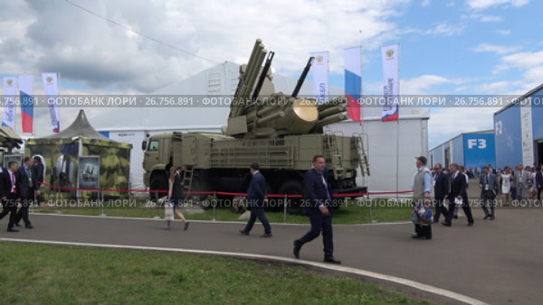 Зенитный ракетно-пушечный комплекс (ЗРПК) «Панцирь-С1» крупным планом на авиасалоне МАКС-2017. Редакционное видео, видеограф Виктор Карасев / Фотобанк Лори