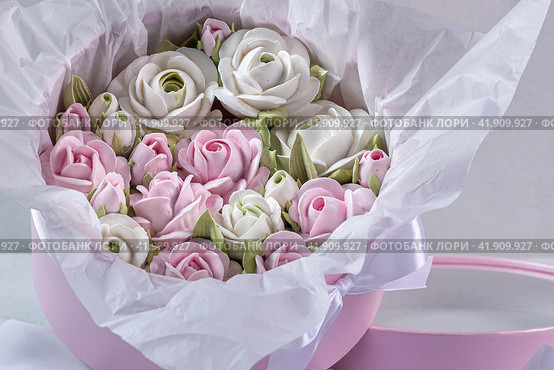 Zephyr bouquet of flowers in a gift box on a light background. Zephyr with a minimum amount of sugar. a natural product. Стоковое фото, фотограф Ирина Ручушкина / Фотобанк Лори