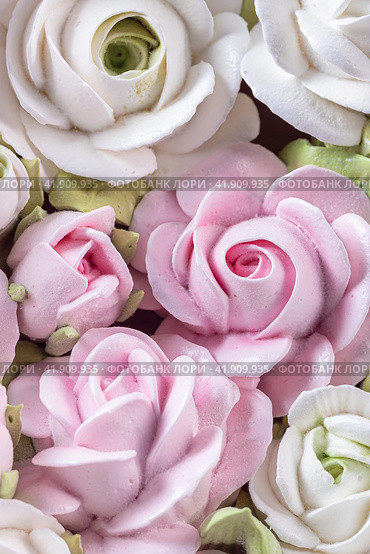 Zephyr bouquet of flowers in a gift box on a light background. Zephyr with a minimum amount of sugar. a natural product. Стоковое фото, фотограф Ирина Ручушкина / Фотобанк Лори