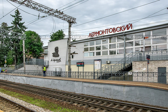Железнодорожная станция "Лермонтовский разъезд" ("Лермонтовская") города Пятигорска. Редакционное фото, фотограф Лариса Веселова / Фотобанк Лори