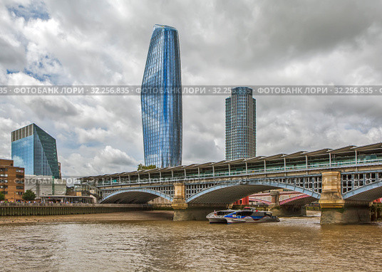 Железнодорожный мост и Лондонский Сити (City of London). Лондон. Великобритания (2019 год). Редакционное фото, фотограф Сергей Афанасьев / Фотобанк Лори