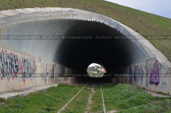 Железнодорожный тоннель под автомобильной дорогой (2014 год). Редакционное фото, фотограф Snezka / Фотобанк Лори