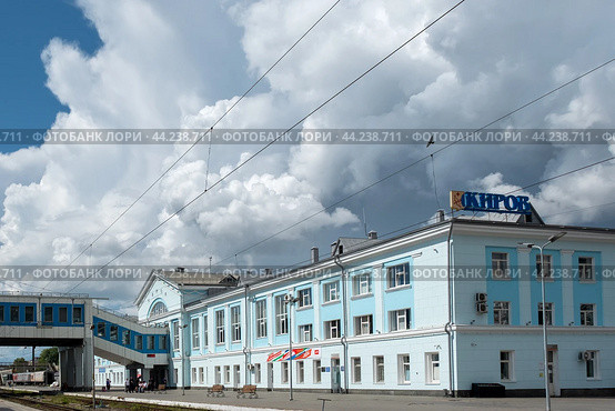 Железнодорожный вокзал города Кирова на фоне грозового неба (2024 год). Редакционное фото, фотограф Ольга Визави / Фотобанк Лори