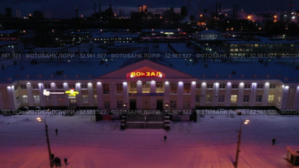 Железнодорожный вокзал и привокзальная площадь города Нижний Тагил. Вид сверху. Свердловская область. Россия. Редакционное видео, видеограф Евгений Ткачёв / Фотобанк Лори