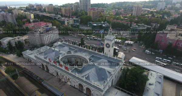 Железнодорожный вокзал на улице Горького в городе Сочи. Вид на здание сверху, со стороны перрона. (2018 год). Редакционное видео, видеограф Кекяляйнен Андрей / Фотобанк Лори