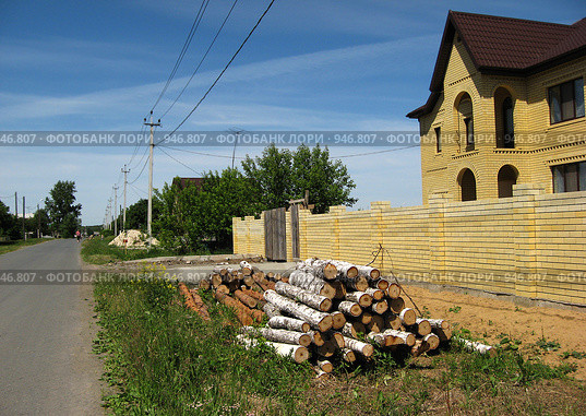Желтый дом запасливого хозяина (2009 год). Стоковое фото, фотограф Анатолий Матвейчук / Фотобанк Лори