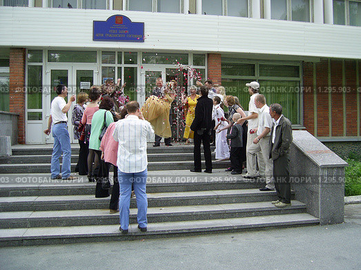 Жених выносит невесту на руках из ЗАГСа (2005 год). Редакционное фото, фотограф Дмитрий / Фотобанк Лори