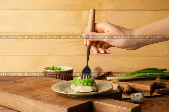 Женщина ест вкусный холодец из тарелки. Стоковое фото, фотограф Pixel_shot / Фотобанк Лори
