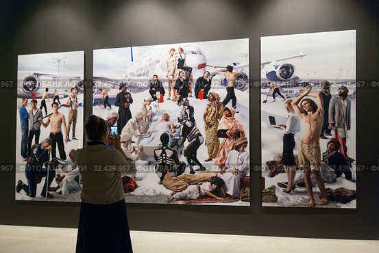 Женщина фотографирует фотоколлаж «Allegoria Sacra. Snow Elegy» Выставочный проект «AES+F. Предсказания и откровения». Центральный выставочный зал "Манеж". Санкт-Петербург (2019 год). Редакционное фото, фотограф Румянцева Наталия / Фотобанк Лори