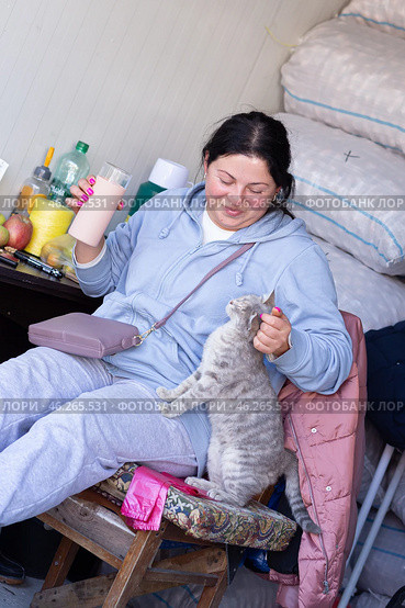 Женщина гладит кошку. Редакционное фото, фотограф Evgenia Shevardina / Фотобанк Лори