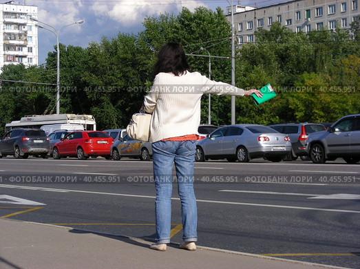 Женщина голосует на дороге. Щелковское шоссе. Город Москва (2014 год). Редакционное фото, фотограф lana1501 / Фотобанк Лори