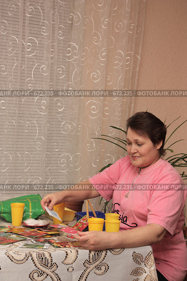 Женщина готовит семена для посадки на рассаду (2009 год). Редакционное фото, фотограф Анна Игонина / Фотобанк Лори