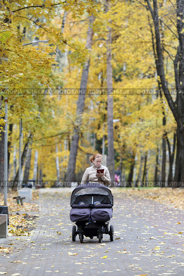 Женщина гуляет с близняшками в парке (2013 год). Редакционное фото, фотограф Дмитрий Неумоин / Фотобанк Лори