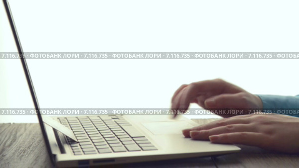 Женщина ищет нужные товары в сети, кредитная карта стоит на клавиатуре ноутбука. Стоковое видео, видеограф Валерия Лузина / Фотобанк Лори