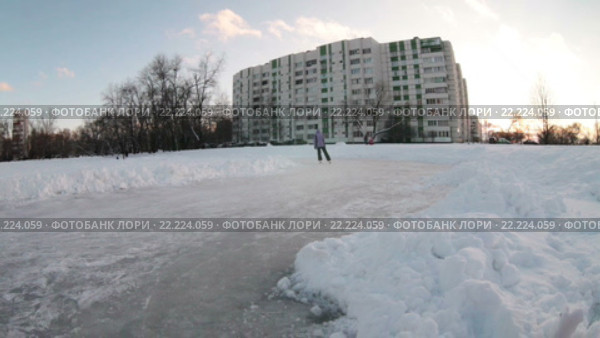 Женщина катается на коньках на замерзшем озере в городе в вечернее время, Санкт-Петербург. Стоковое видео, видеограф Кекяляйнен Андрей / Фотобанк Лори