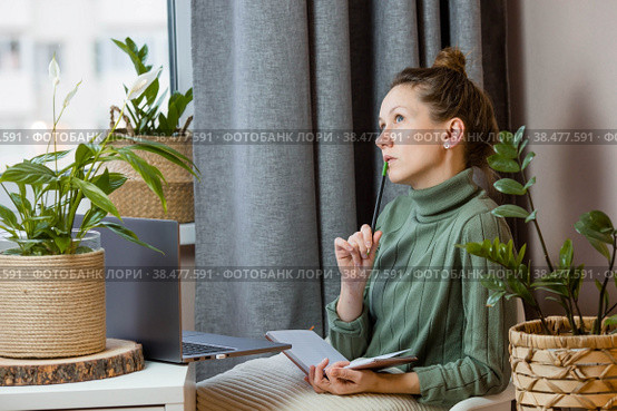 Женщина, отвечающая за офис, работает удаленно из дома. Использование компьютера. Дистанционное обучение, конференция zoom, карантин, онлайн-образование и работа. Стоковое фото, фотограф Photojuli / Фотобанк Лори
