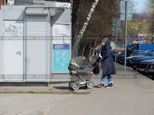 Женщина с коляской в дни самоизоляции при коронавирусе Covid-19. Сахалинская улица. Район Гольяново. Город Москва (2020 год). Редакционное фото, фотограф lana1501 / Фотобанк Лори