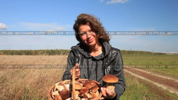 Женщина с корзиной белых грибов. Стоковое видео, видеограф Яна Королёва / Фотобанк Лори