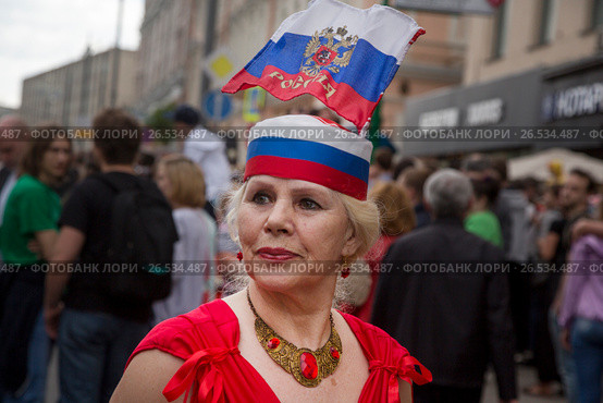 Женщина с российским триколором в День России 12 июня на Тверской площади города Москвы, Россия (2017 год). Редакционное фото, фотограф Николай Винокуров / Фотобанк Лори