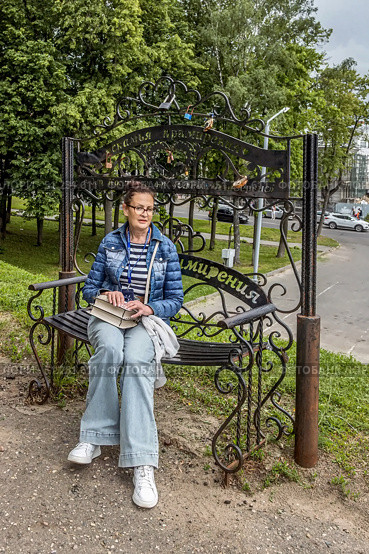 Женщина с сумочкой на кованой "Скамье примирения" в Костроме на аллее Оборонительного вала. Редакционное фото, фотограф Владимир Шипикин / Фотобанк Лори