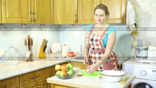 Женщина срезает шкурку с разрезанного яблока. Стоковое видео, видеограф Сергей Дубров / Фотобанк Лори