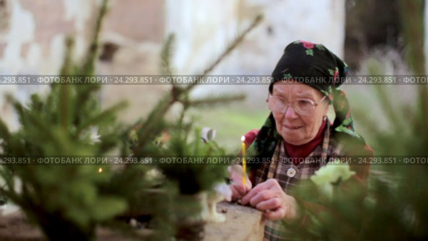 Женщина в заброшенной церкви. Стоковое видео, видеограф Vitalii Popov / Фотобанк Лори