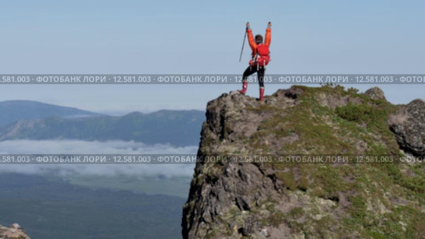 Женщина взбирается на вершину горы. Стоковое видео, видеограф DPS / Фотобанк Лори