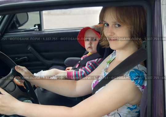 Женщина за рулем автомобиля. Стоковое фото, фотограф Типляшина Евгения / Фотобанк Лори