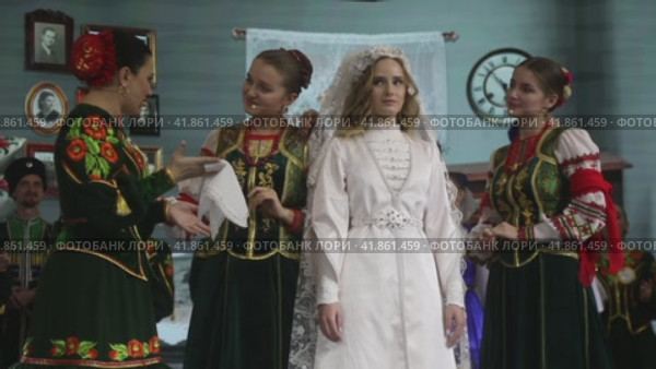 Женщины готовят невесту к свадьбе по традициям Донской казачьей свадьбы на выставке-форуме "Россия" на ВДНХ в городе Москве, Россия (2023 год). Редакционное видео, видеограф Николай Винокуров / Фотобанк Лори
