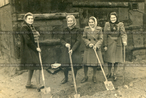 Женщины с лопатами на субботнике, 1950-е гг, СССР. Стоковое фото, фотограф Retro / Фотобанк Лори