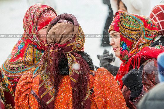 Женщины с повязанными Павловопосадскими яркими цветными платками на головах. Празднование Масленицы на территории Кафедрального собора в честь Преображения Господня. Бердск, Новосибирская область, Западная Сибирь, Россия. Редакционное фото, фотограф Евгений Мухортов / Фотобанк Лори