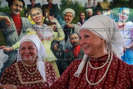 Женщины в традиционных нарядах выступают с народными песнями на площадке фестиваля "Казачья станица Москва" в парке "Коломенское" города Москвы, Россия. Редакционное фото, фотограф Николай Винокуров / Фотобанк Лори
